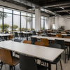 Comedor industrial con mesas de cubierta blanca y sillas apilables junto a ventanales – mobiliario para comedor industrial en Guadalajara