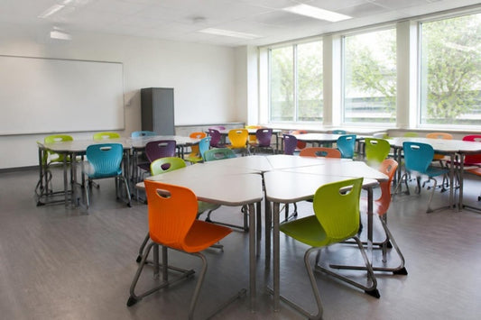 Aula escolar moderna con sillas y mesas para alumnos – mobiliario escolar Grupo Decos