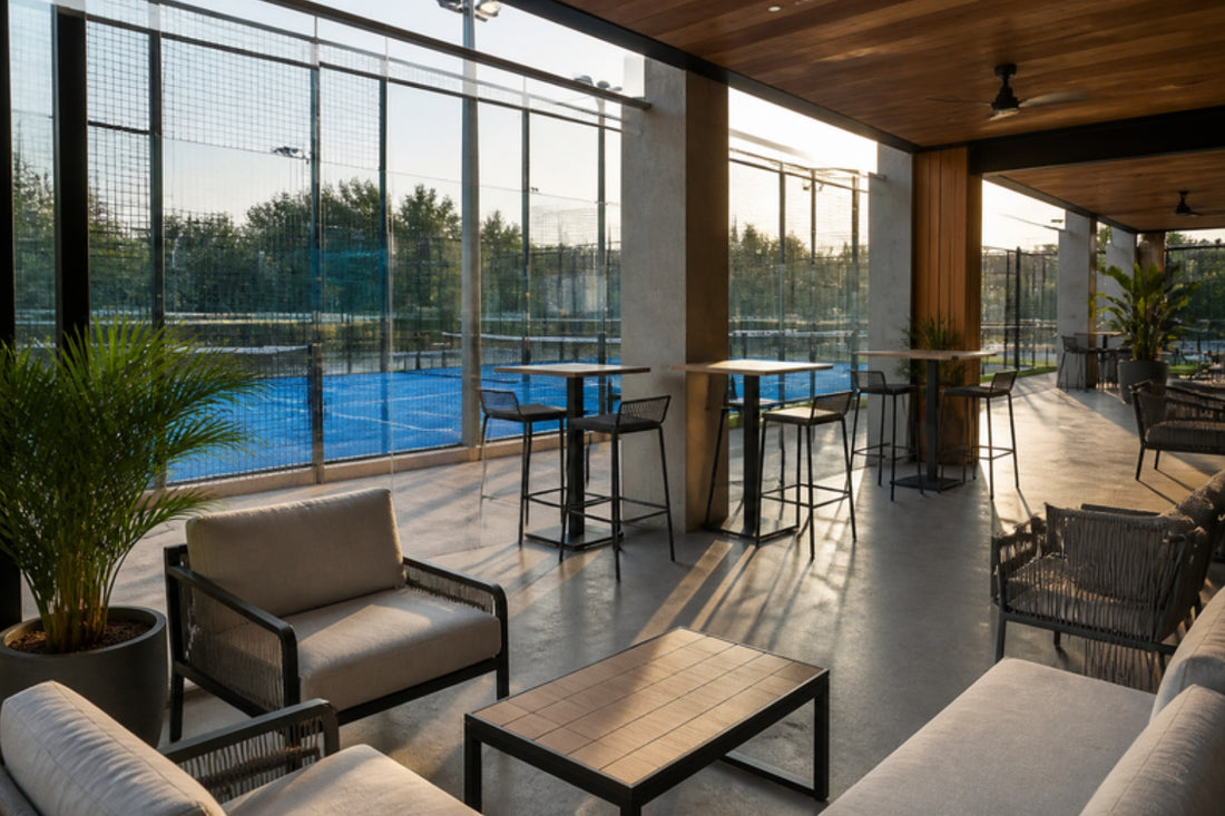 Lounge y terraza de club de pádel con sillones, mesas altas y bancos – mobiliario para club deportivo en Guadalajara