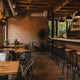 Cafetería con mesas de madera, sillas y bancos altos de barra – mobiliario para cafetería Grupo Decos