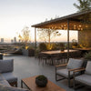 Roof garden residencial con salas de exterior, comedor bajo pérgola y camastros – mobiliario para roof garden en Guadalajara