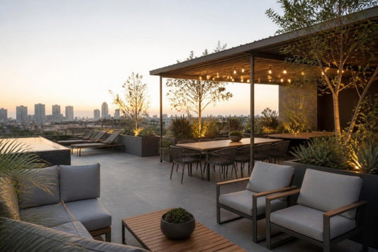 Roof garden residencial con salas de exterior, comedor bajo pérgola y camastros – mobiliario para roof garden en Guadalajara