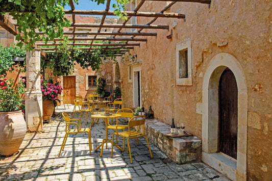 Terraza de restaurante con sillas de exterior